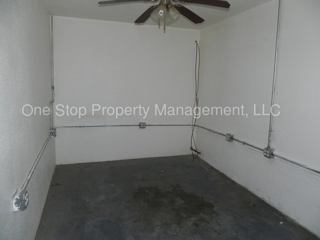 Building Photo - 2304 Englewood Ct