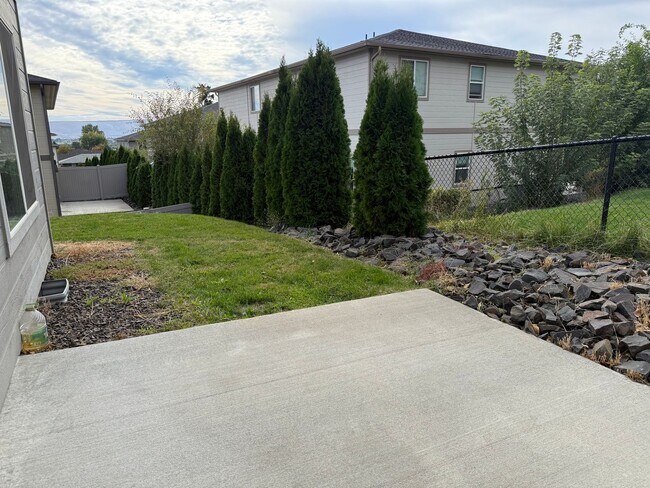 Building Photo - 7415 Saddlebrook Lp