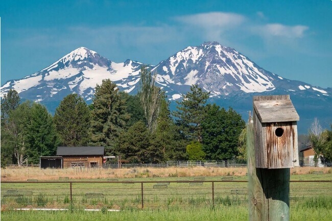 Building Photo - Stunning Tumalo Estate-6 Bed - 7.5 Bath ov...