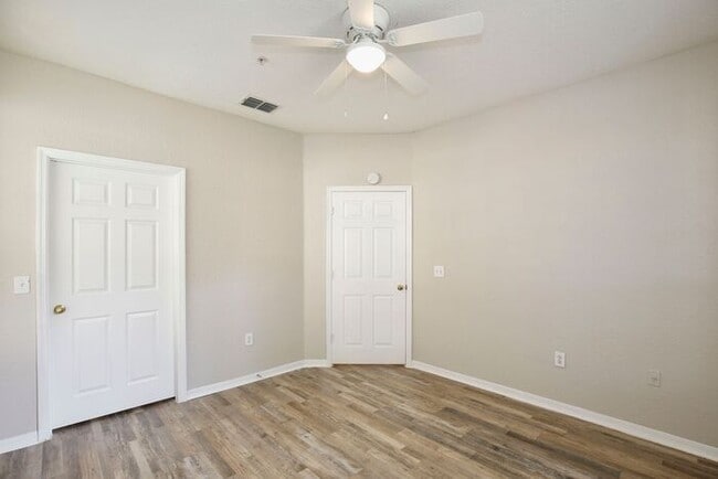 Building Photo - Perfect 2/2 Split Floorplan Condo with Washer/Dryer in Lovely Crescent Place at Lake Lotus Condom...