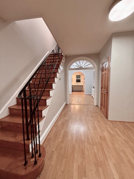 Building Photo - 2628 E Somerset St