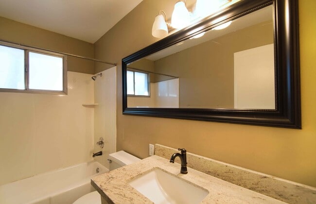 Building Photo - Charming 5-Bedroom Pool Home in Prime Tempe Location