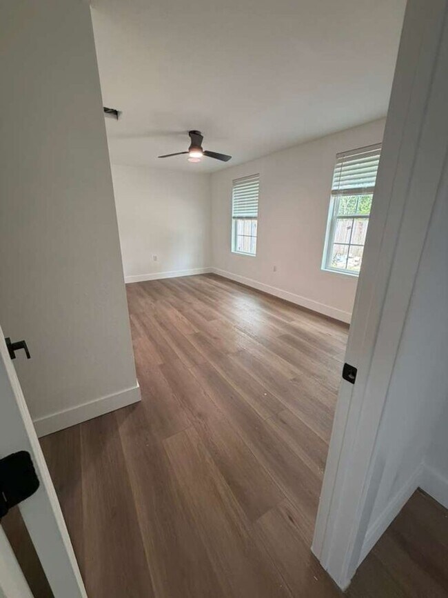 Building Photo - BEAUTIFUL HOME IN LA PORTE. MOVE IN READY!.