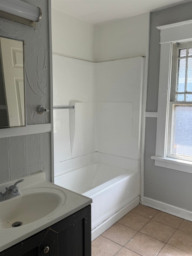 Building Photo - 321 Albert Ave