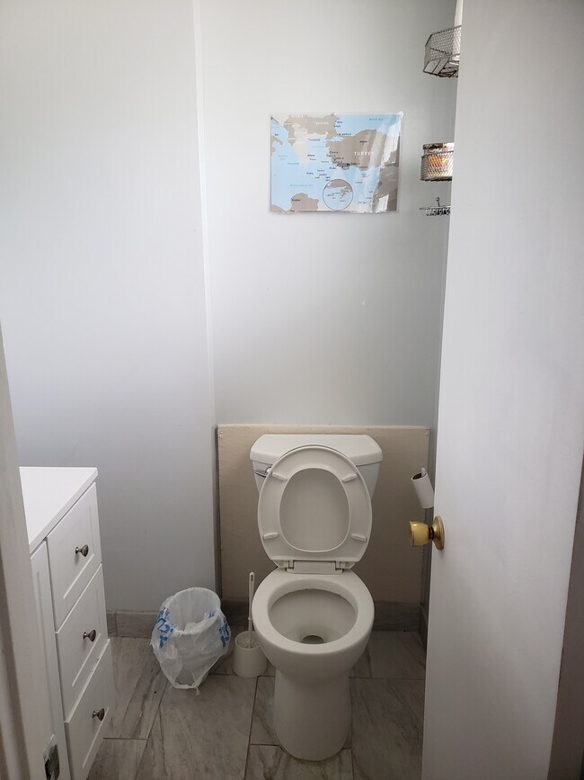 1/2 bath - 300 NE 14th Ave