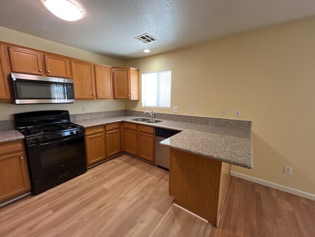 Building Photo - Experience luxurious living in this stunning 4-bedroom, 2.5-bathroom house