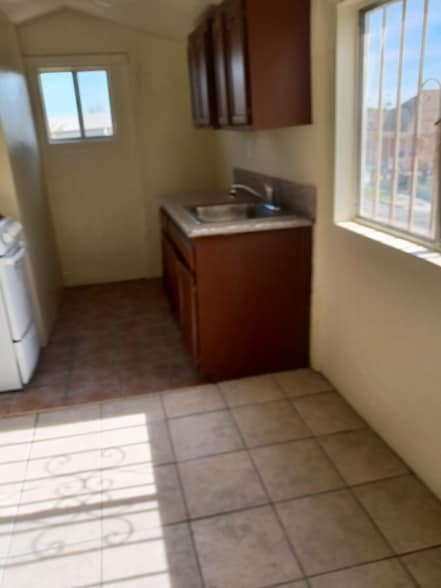 Building Photo - 1251 E 59th Pl