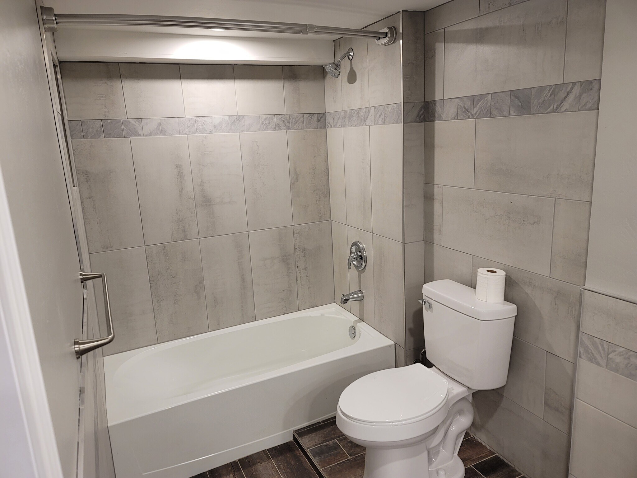 Main bathroom - 329 1/2 S Hocker Ave