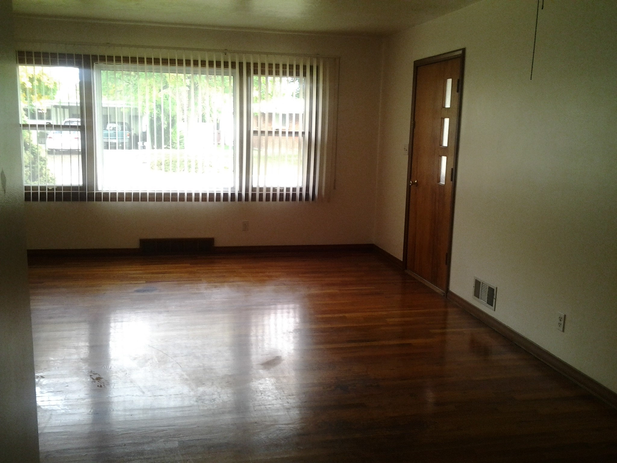 Living area - 1715 W Westland Dr