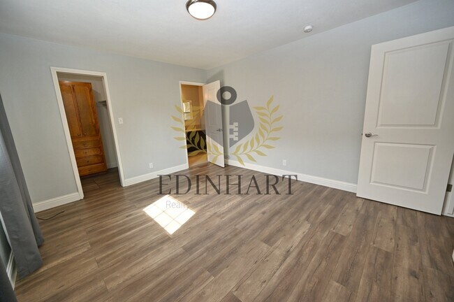 Building Photo - 412 W Sample Ave