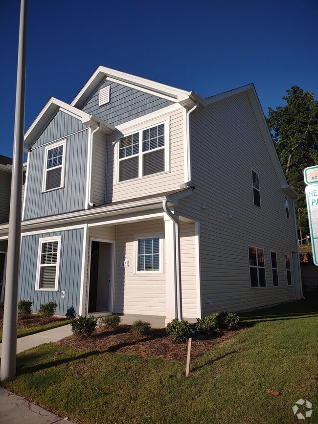 Building Photo - BRAND-NEW Townhome Located in Sanford- Min...