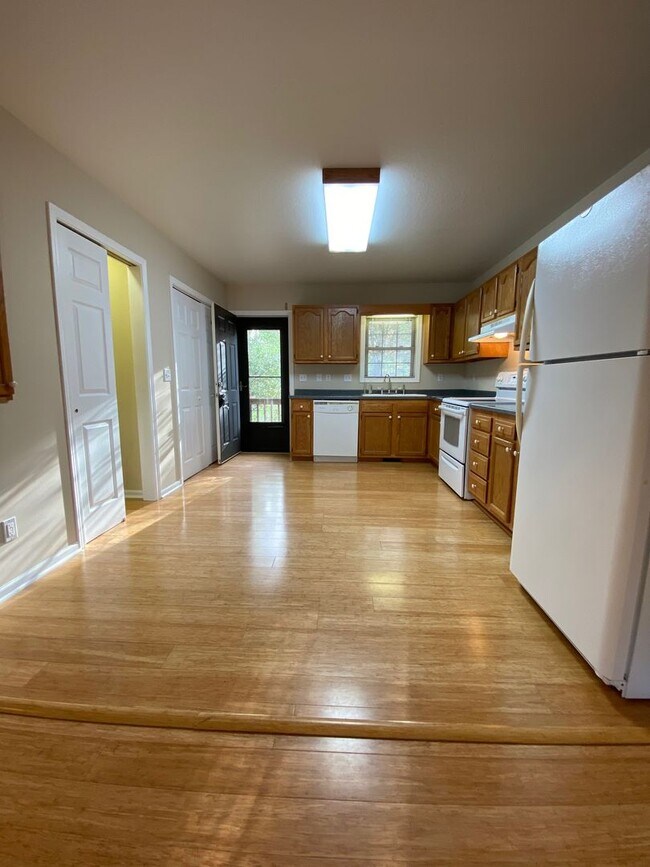 Building Photo - North AVL - Spacious 2/2 Apartment