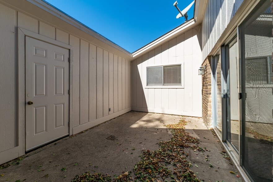 Building Photo - 2709 Forest Grove Dr