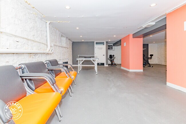 Building Photo - 1671 Lincoln Pl