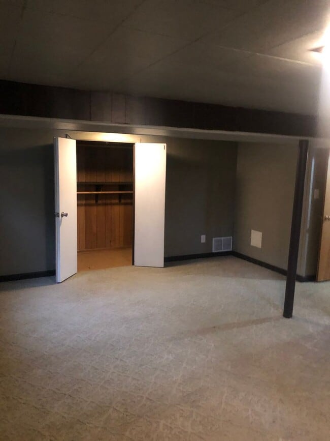 Building Photo - Lovely 2 Bedroom (with 1 bonus room), 2 ba...