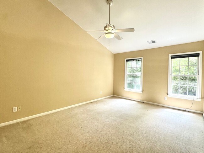 Building Photo - 4 Bed | 2.5 Bath House in Chapel Hill