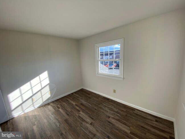 Building Photo - 300 Garfield Ct