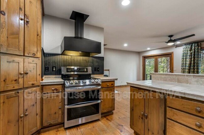 Building Photo - 8984 Falls Hollow Rd