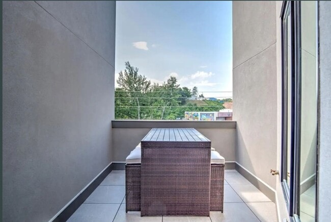 Building Photo - Stunning Furnished Townhouse in South Slope!