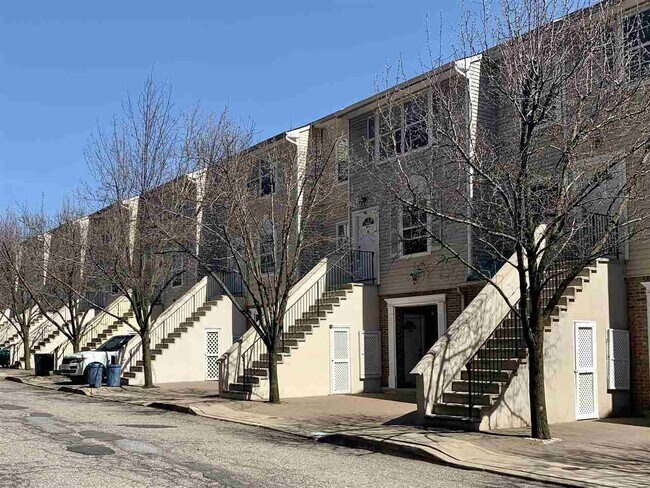 Building Photo - 8 Bergen Ridge Rd