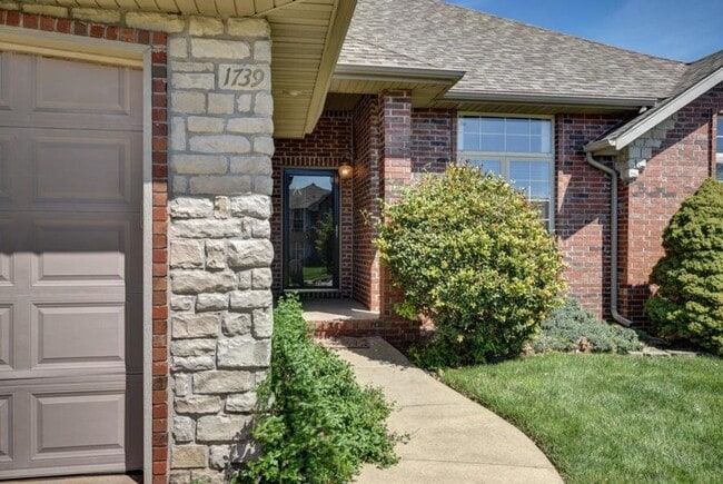 Building Photo - Executive Rental in Park Crest Meadows