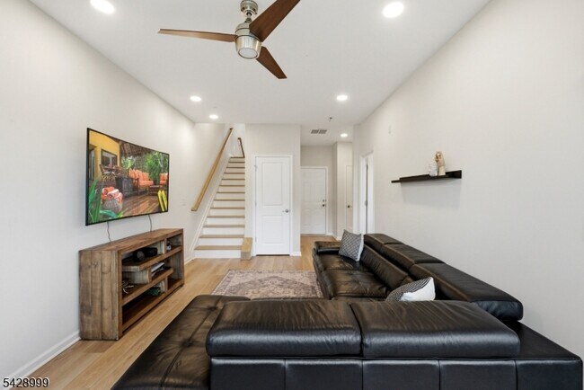 Building Photo - 19 Dahlia Dr