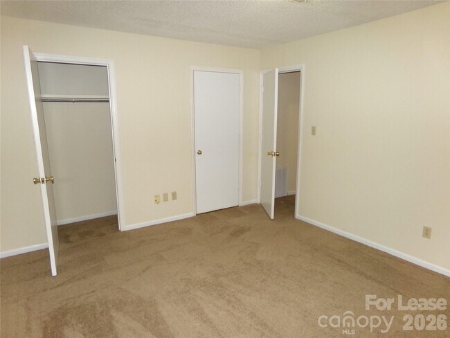 Building Photo - 100 Fairway St