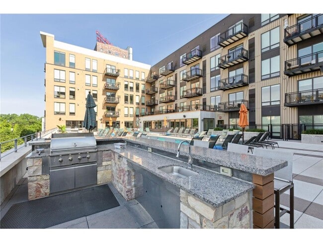 Building Photo - 401 SE Main St