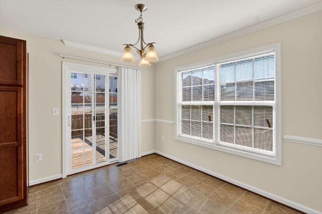 Building Photo - Welcome to a gorgeous end unit townhouse, located in the Heather Hills community.