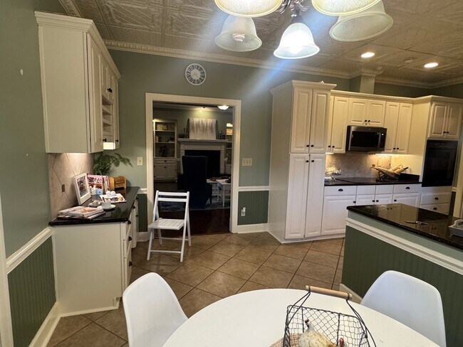 Building Photo - 416 Towne Lake Dr