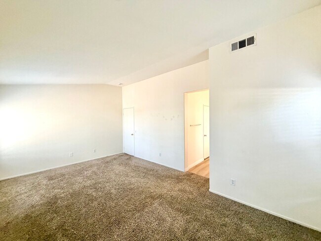 Building Photo - 102 Goldenrod Ave