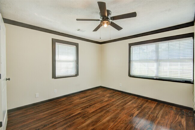 Building Photo - 25203 Lakeview Rd