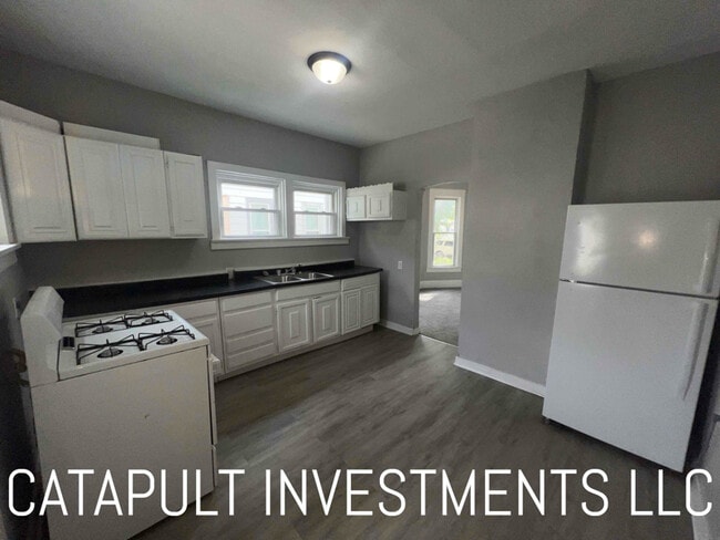 Building Photo - 1209-14 1/2 14 1/2 St