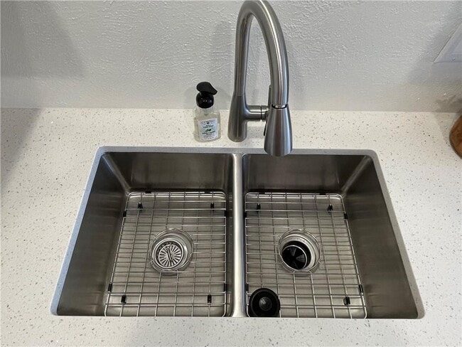 Building Photo - 1911 Heathwood Cir