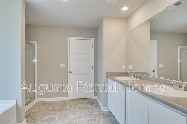 Building Photo - 560 Post Oak Ln