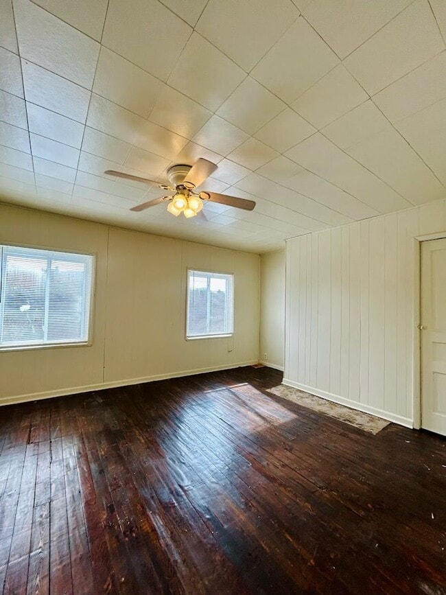 Building Photo - 3 Bedroom, Pet Friendly Home l NorthSide
