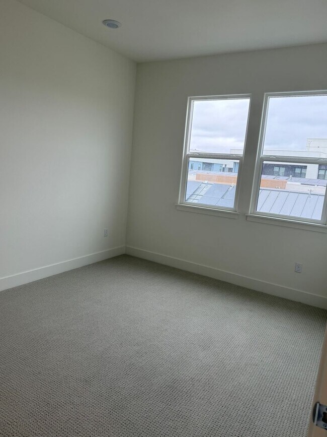 Building Photo - $4,800 / 3 BR – LUXURY TOP-FLOOR UNIT IN WARM SPRINGS WITH RESORT-STYLE AMENITIES