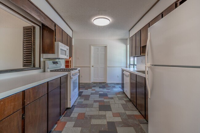 Building Photo - 3-Bedroom, 2-Bath with Den in Spanish Fort Estates