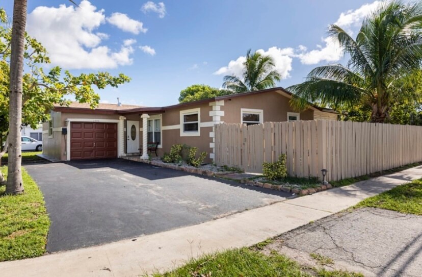 Building Photo - 2540 NW 85th Ave