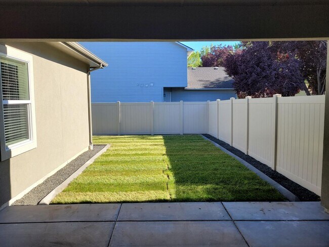 Building Photo - Stunning Townhome In Meridian!