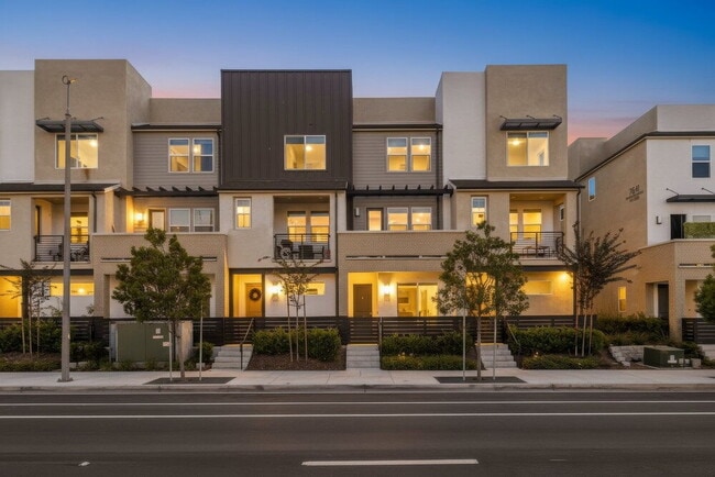 Building Photo - Welcome to your modern La Mesa townhome with solar!