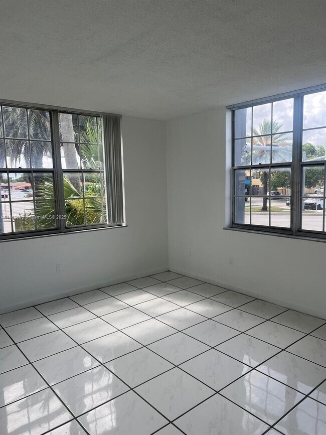 Building Photo - 13455 NE 10th Ave