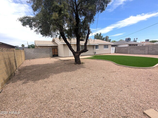 Building Photo - 8127 E Mitchell Dr