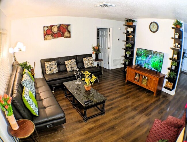 Building Photo - 2 Bed / 1 Bath Cozy Downtown Duplex Apartment