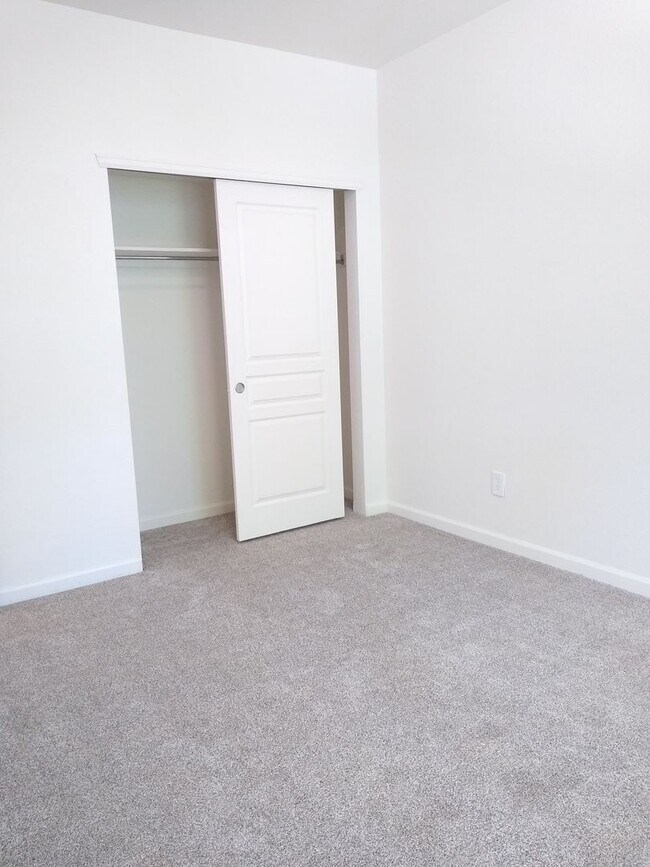 Building Photo - Beautiful and Spacious 3 Bedroom 2 Bath To...