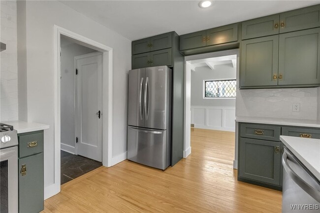 Building Photo - 305 Girard Ave