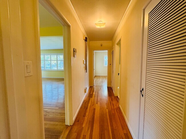 Building Photo - Charming 2 Bed, 2 Bath Home near UOP