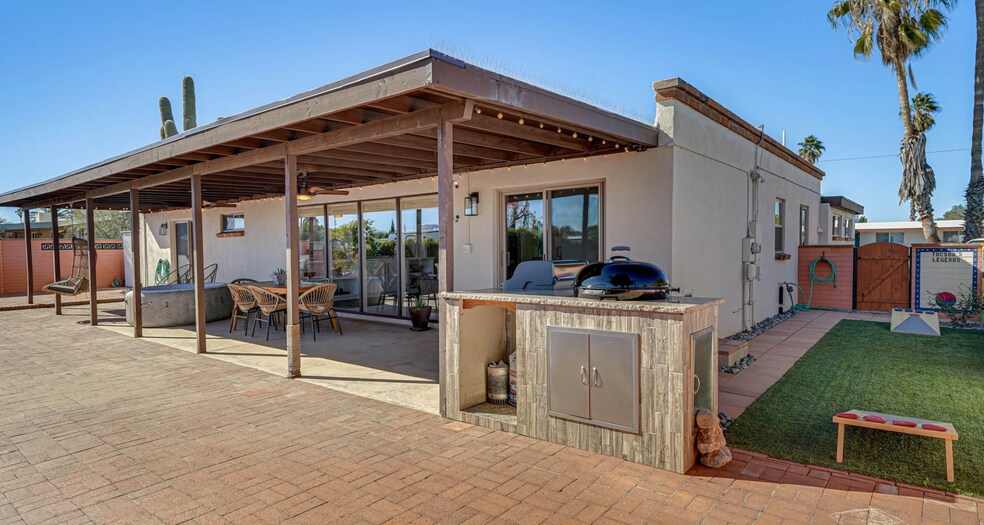Patio Gas & Charcoal Grill - 2217 S Oak Park Dr
