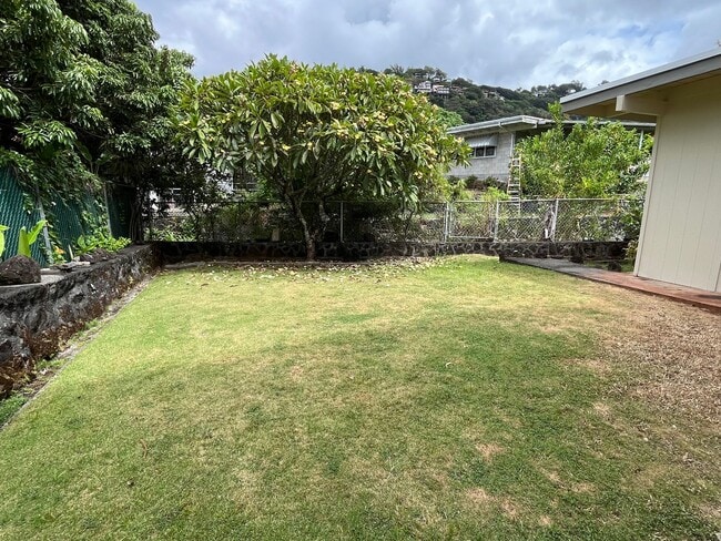 Building Photo - 3/1 with 2 car carport in Pauoa Valley