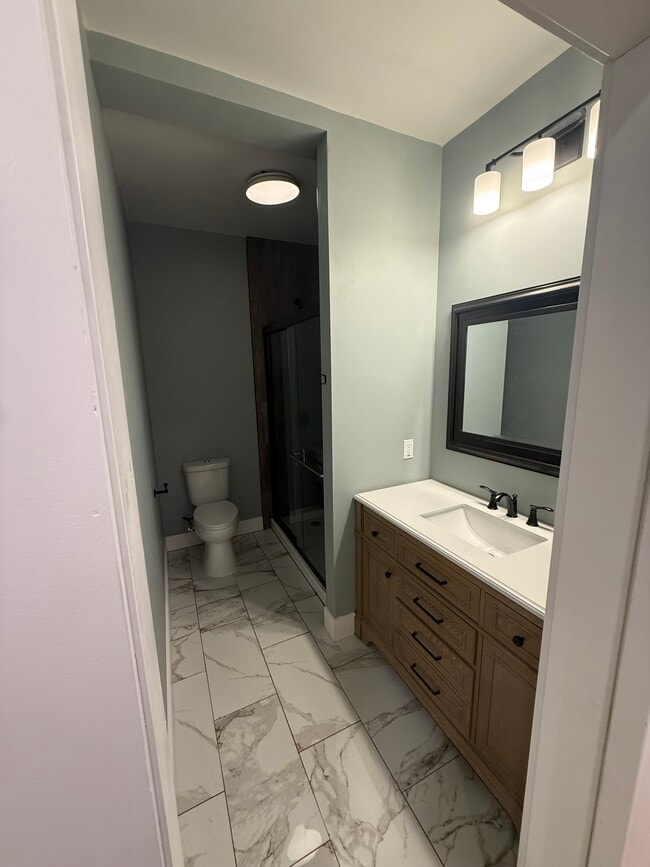 Building Photo - 202 Oak St